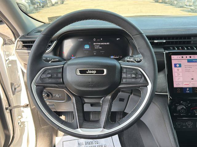 Used 2023 Jeep Grand Cherokee Limited w/ Black Appearance Package AWD/4WD image 13