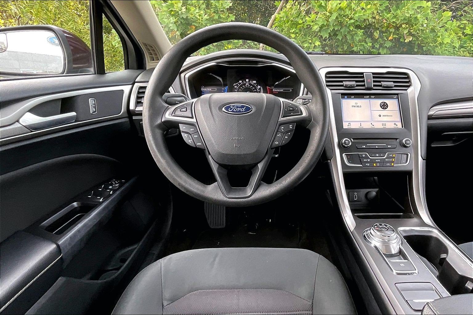 Certified 2017 Ford Fusion SE w/ Fusion SE Technology Package FWD image 5