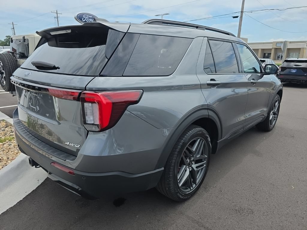 Certified 2025 Ford Explorer ST-Line w/ ST-Line Street Pack AWD/4WD image 4