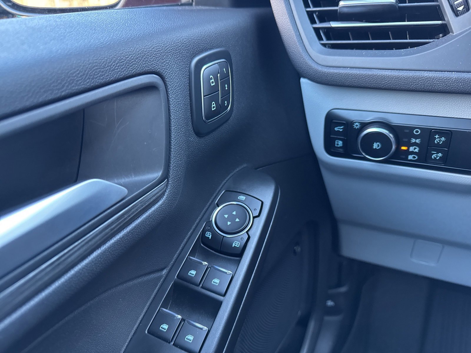 Certified 2025 Ford Escape SE w/ PHEV Premium Package image 36