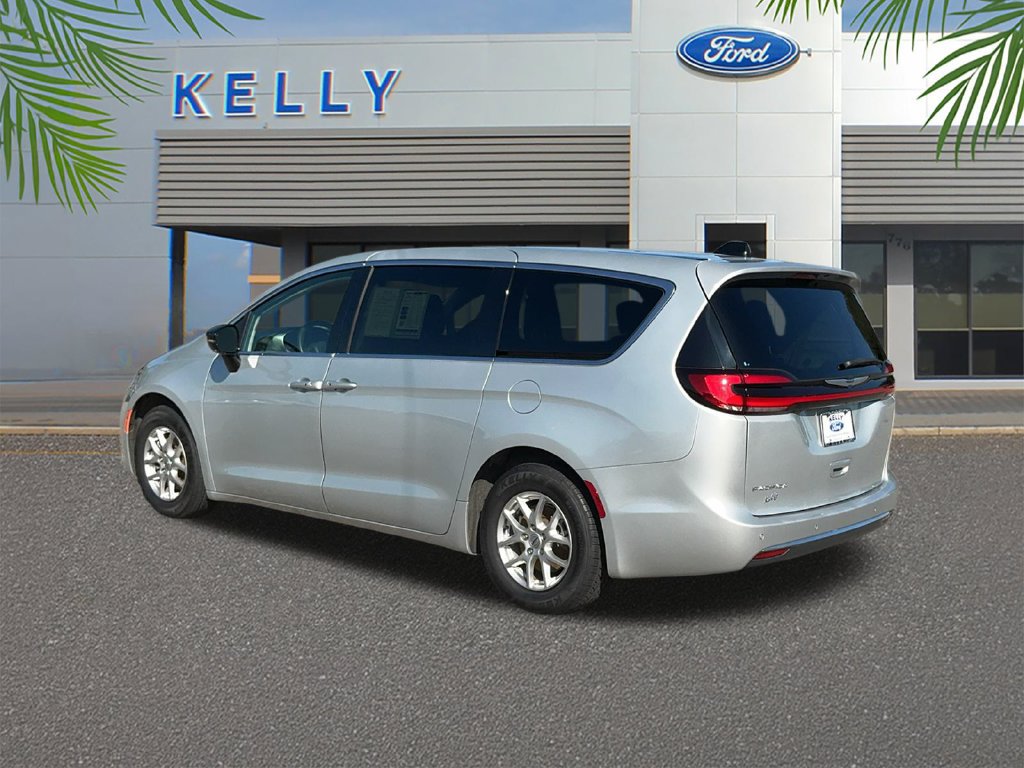 Used 2024 Chrysler Pacifica Touring-L FWD image 3