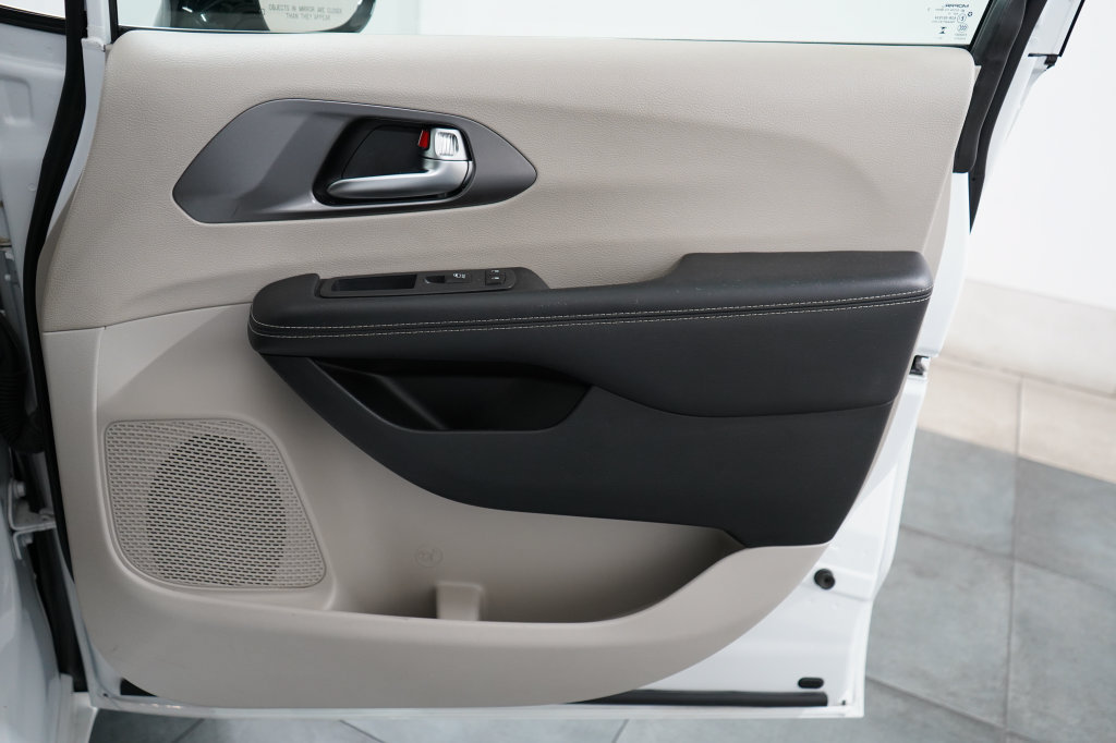 Used 2024 Chrysler Pacifica Limited FWD image 31