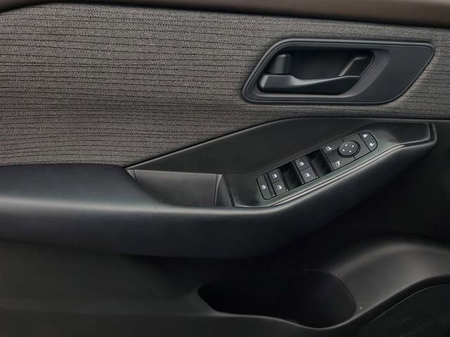 Used 2023 Nissan Rogue S image 8