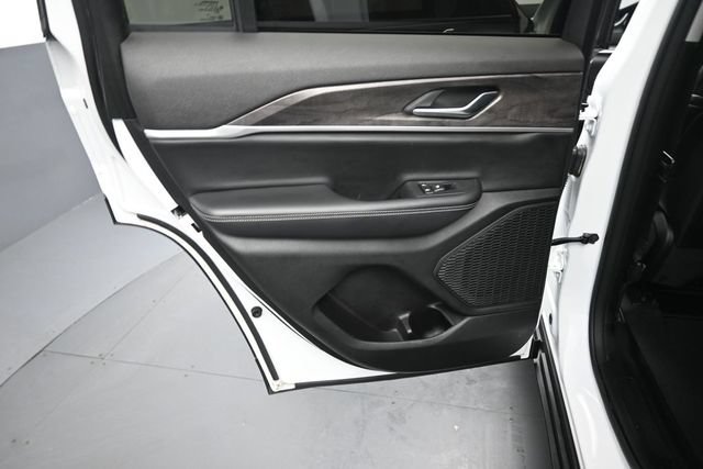 Used 2023 Jeep Grand Cherokee Limited w/ Black Appearance Package AWD/4WD image 22