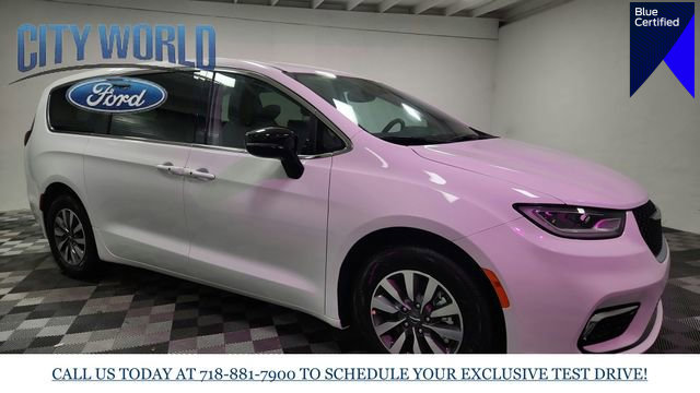 Used 2024 Chrysler Pacifica Select