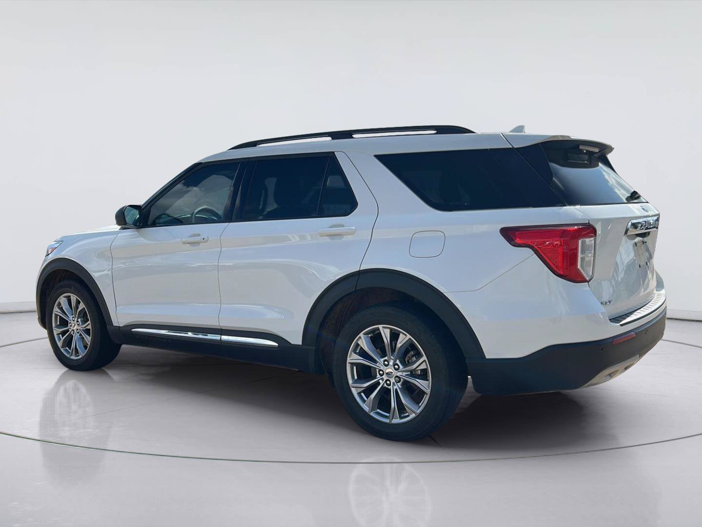 Certified 2024 Ford Explorer XLT w/ Equipment Group 202A RWD image 4