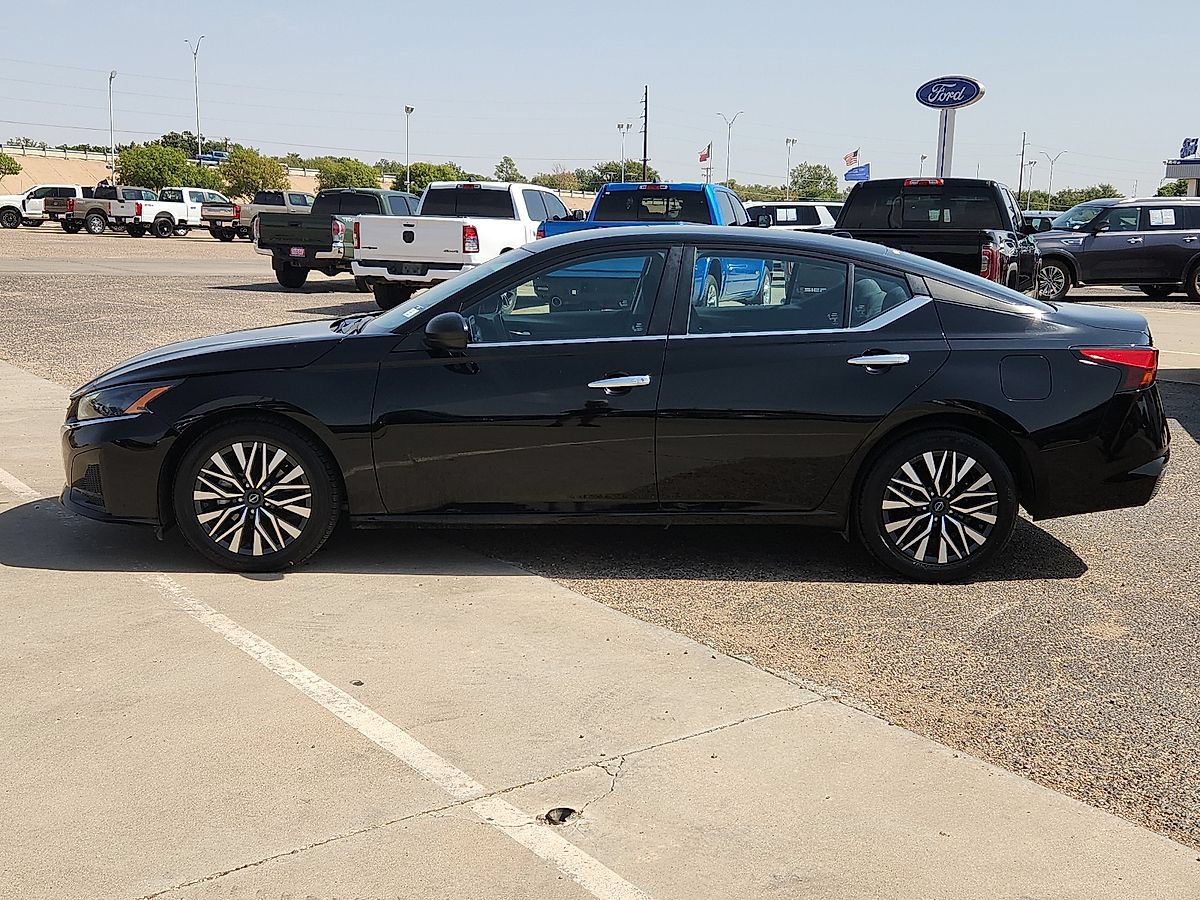 Used 2025 Nissan Altima 2.5 SV FWD image 2
