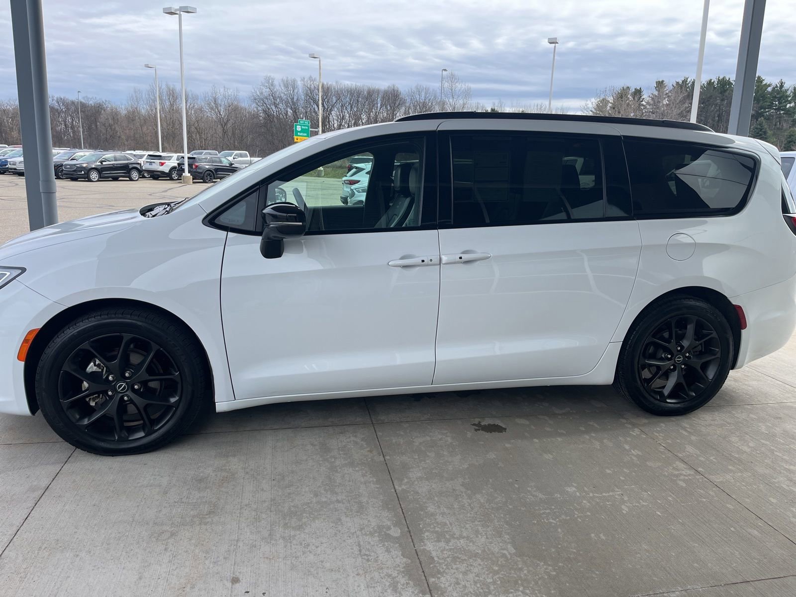 Used 2025 Chrysler Pacifica Limited image 6