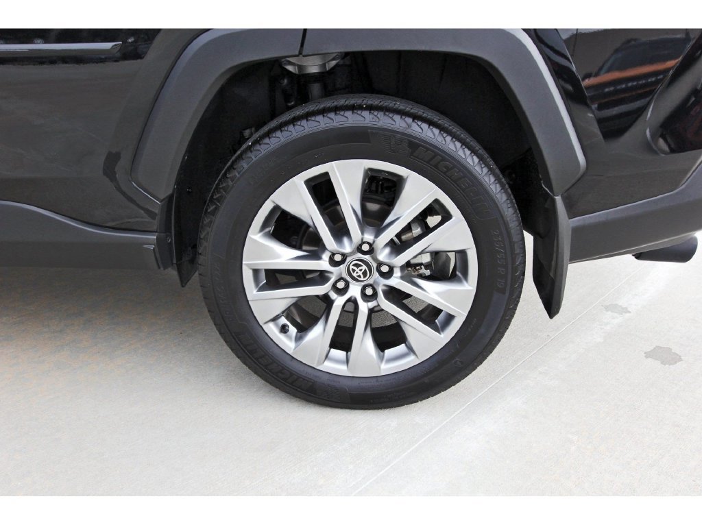 Used 2025 Toyota RAV4 XLE Premium w/ Blackout Package (GST) FWD image 33