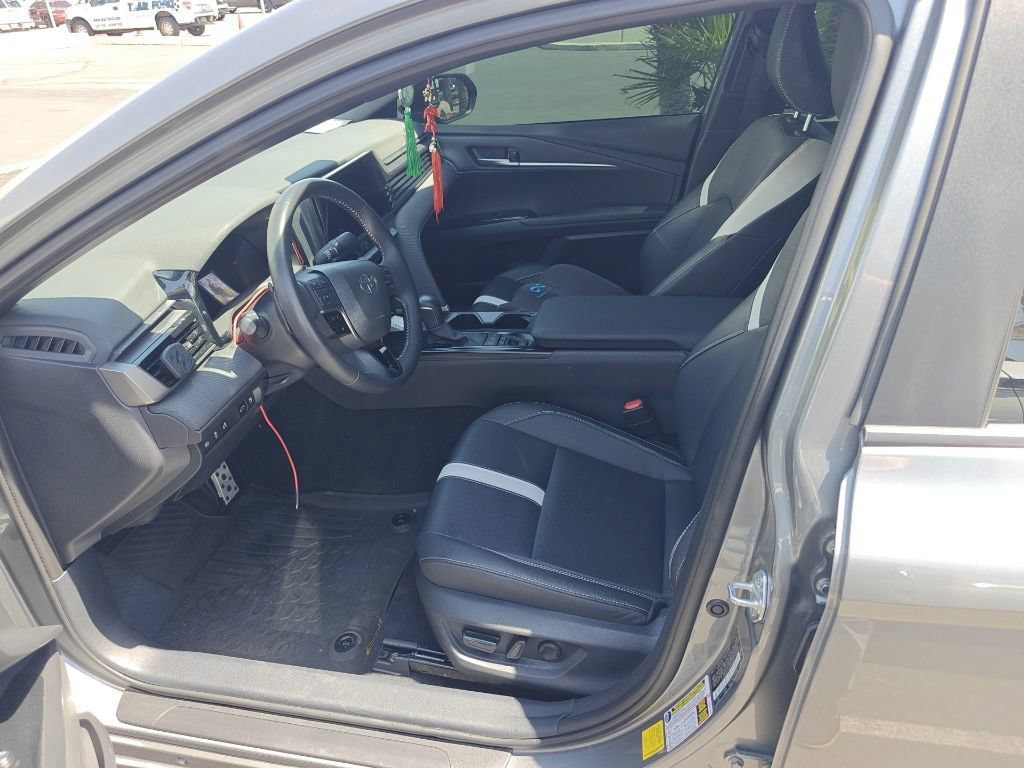 Used 2025 Toyota Camry SE FWD image 4