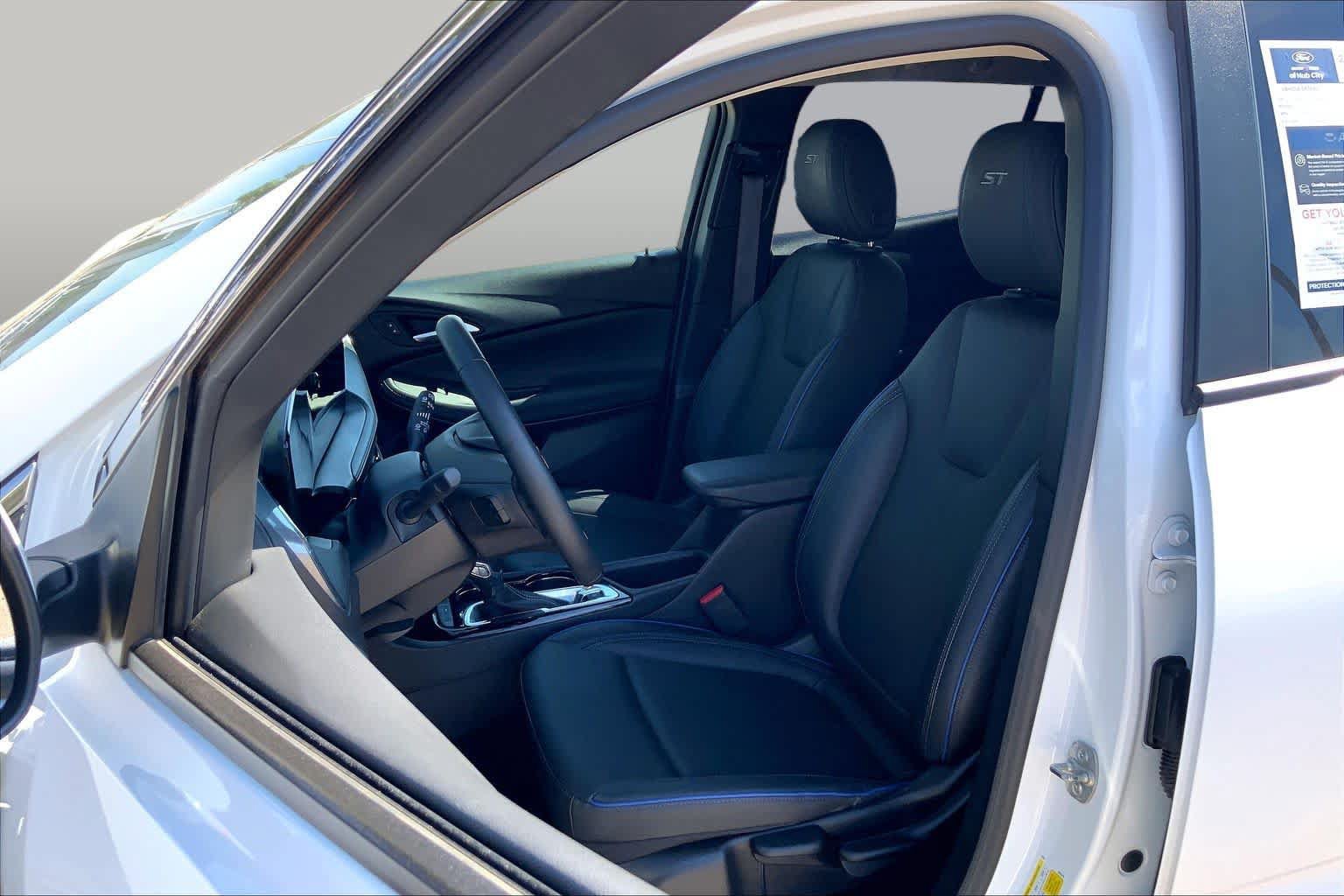 Used 2025 Buick Encore GX Sport Touring w/ Advanced Technology Package FWD image 8