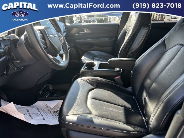 Used 2025 Chrysler Pacifica Select FWD image 18