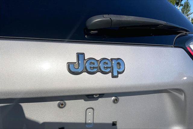 Used 2019 Jeep Cherokee Latitude Plus w/ Cold Weather Group AWD/4WD image 9