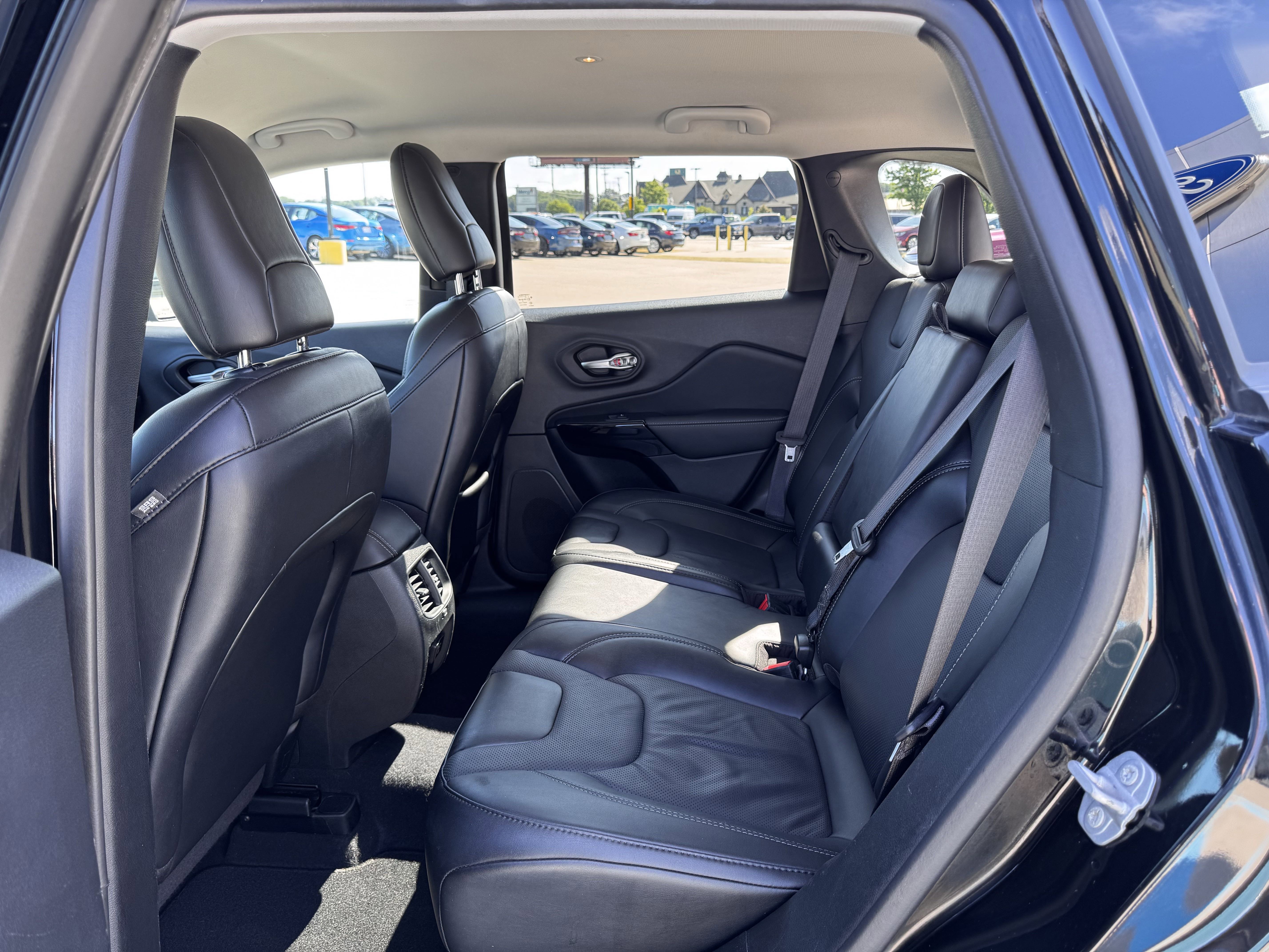 Used 2023 Jeep Cherokee Altitude Lux image 35