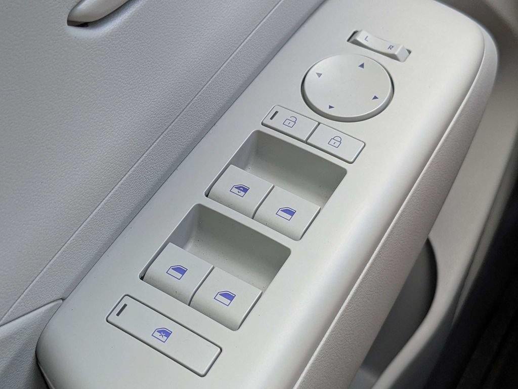 Used 2025 Hyundai Kona SE FWD image 24