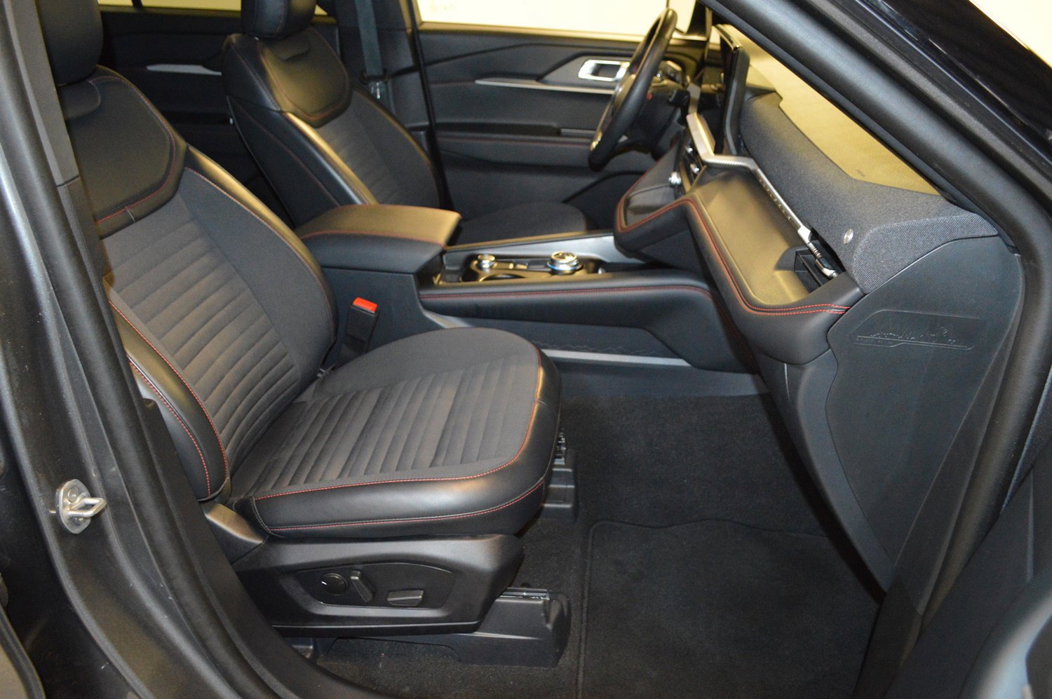 Certified 2025 Ford Explorer ST-Line image 11