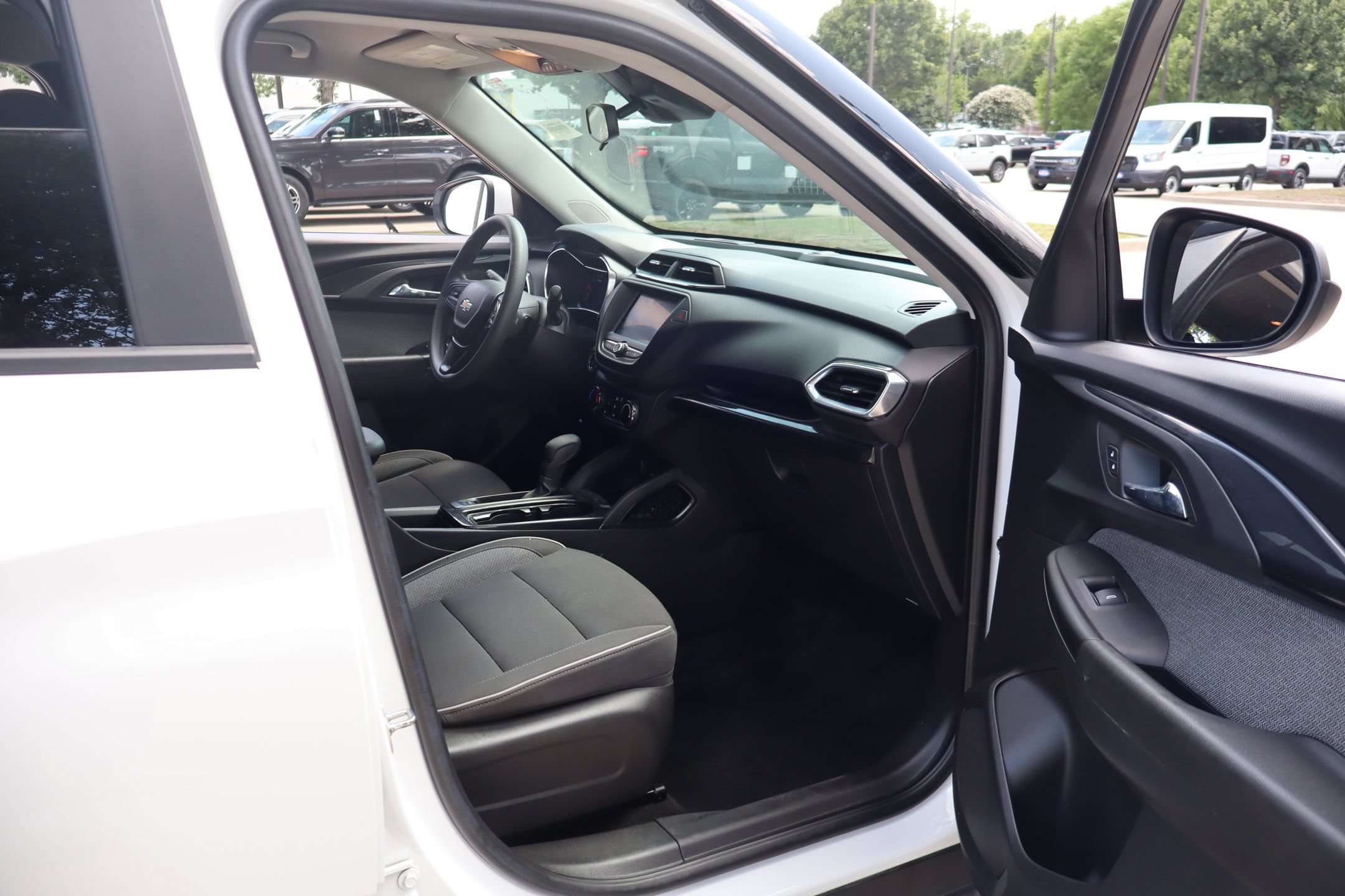 Used 2023 Chevrolet TrailBlazer LT FWD image 28