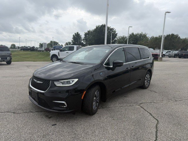 Used 2025 Chrysler Pacifica Select FWD image 3