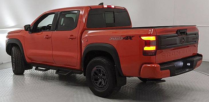 Used 2025 Nissan Frontier PRO-4X image 4