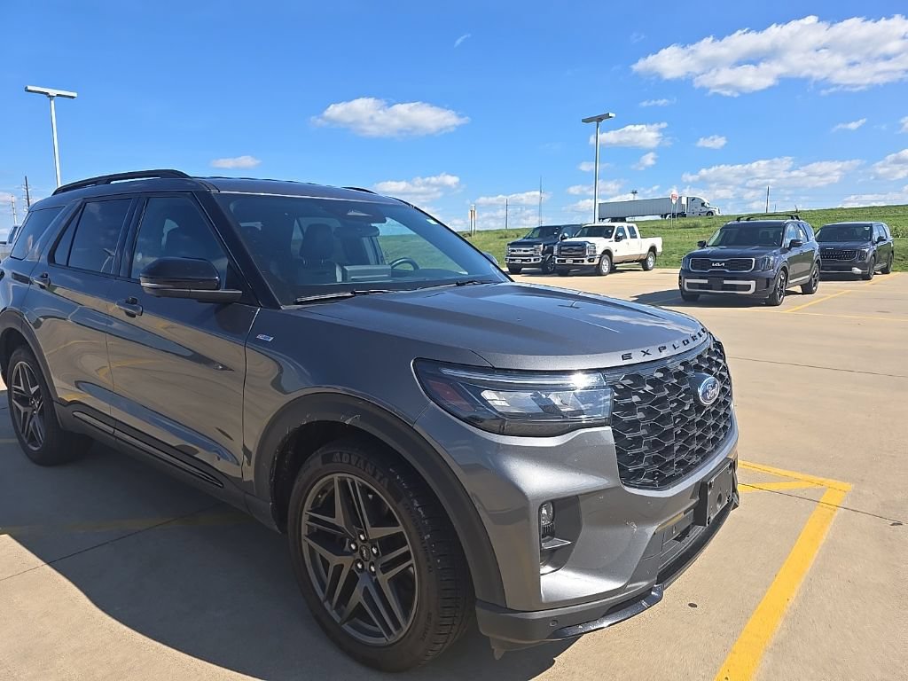 Certified 2025 Ford Explorer ST-Line w/ ST-Line Street Pack AWD/4WD image 3