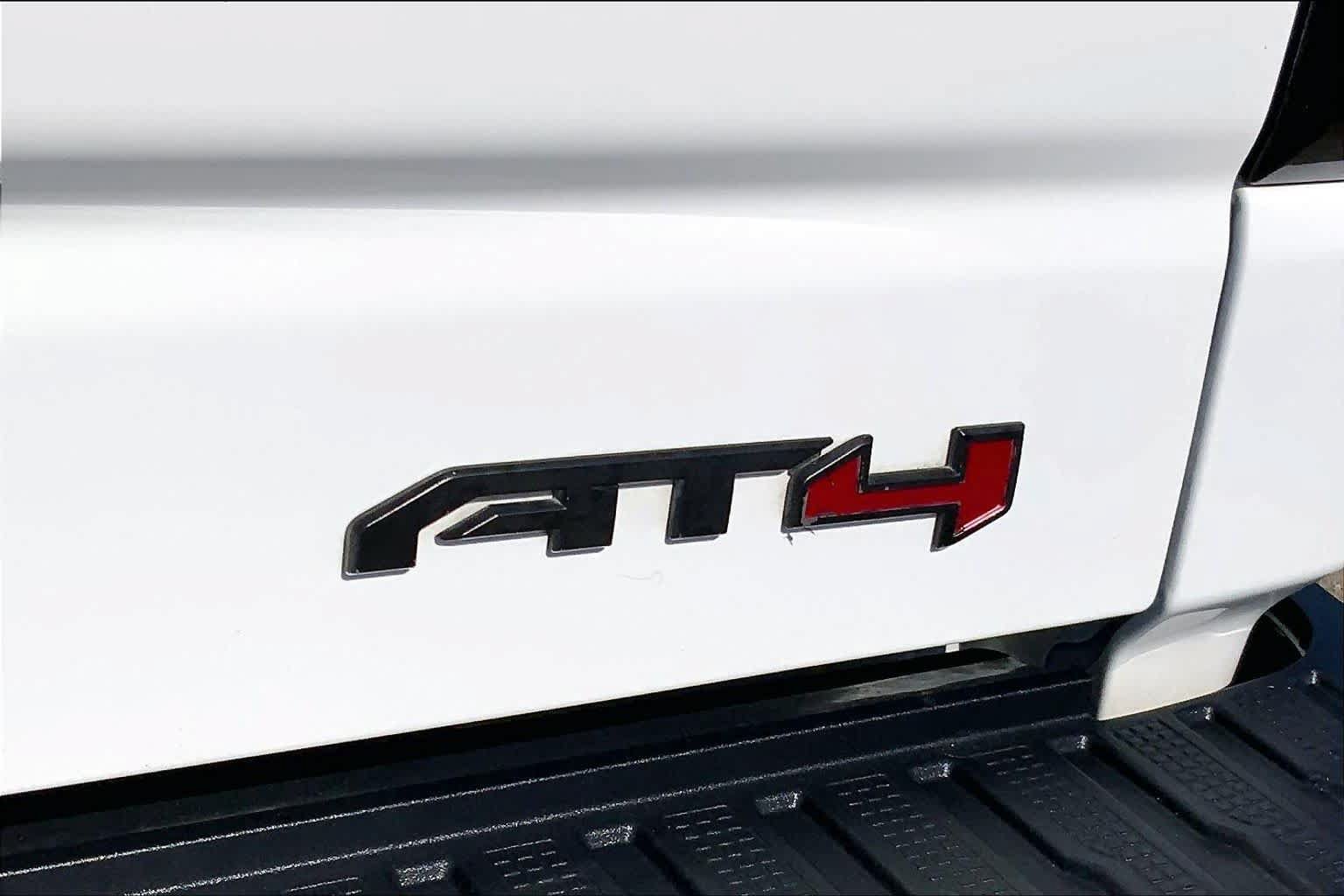Used 2024 GMC Sierra 1500 AT4 w/ Technology Package AWD/4WD image 9