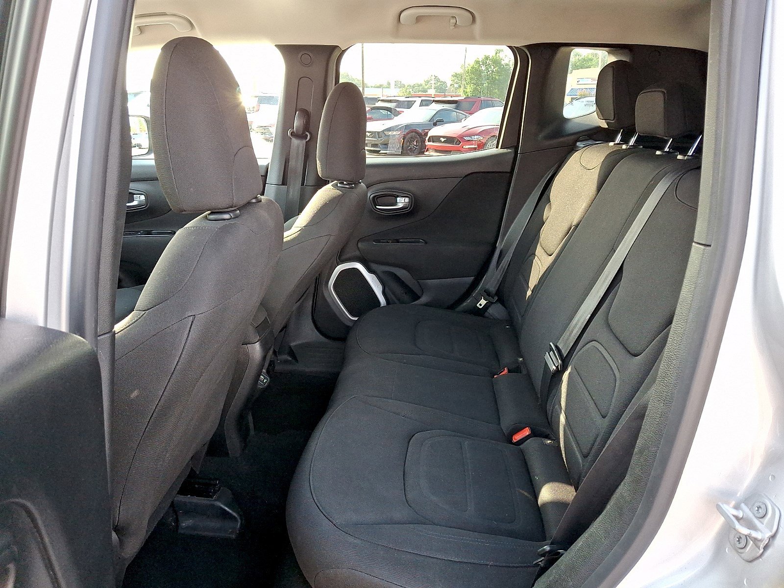 Used 2018 Jeep Renegade Latitude FWD image 8
