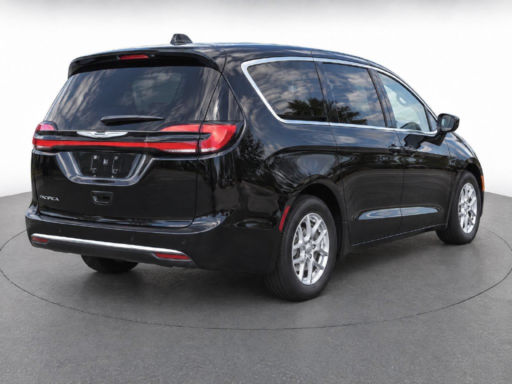 Used 2025 Chrysler Pacifica Select FWD image 3