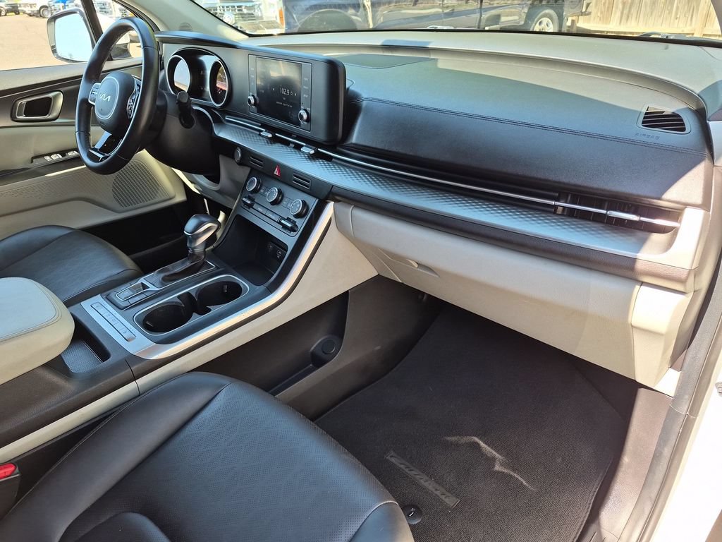 Used 2024 Kia Carnival LX FWD image 39