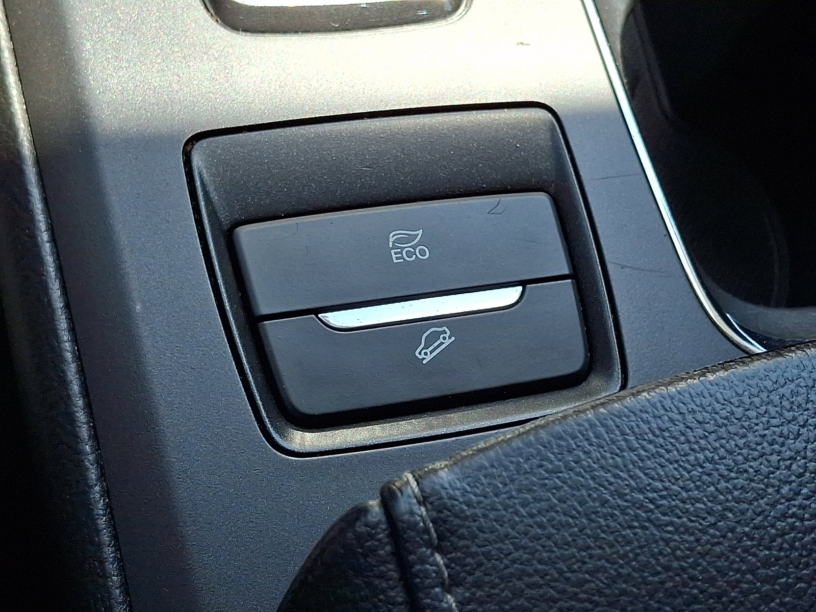 Certified 2020 Ford Fusion SE FWD image 28