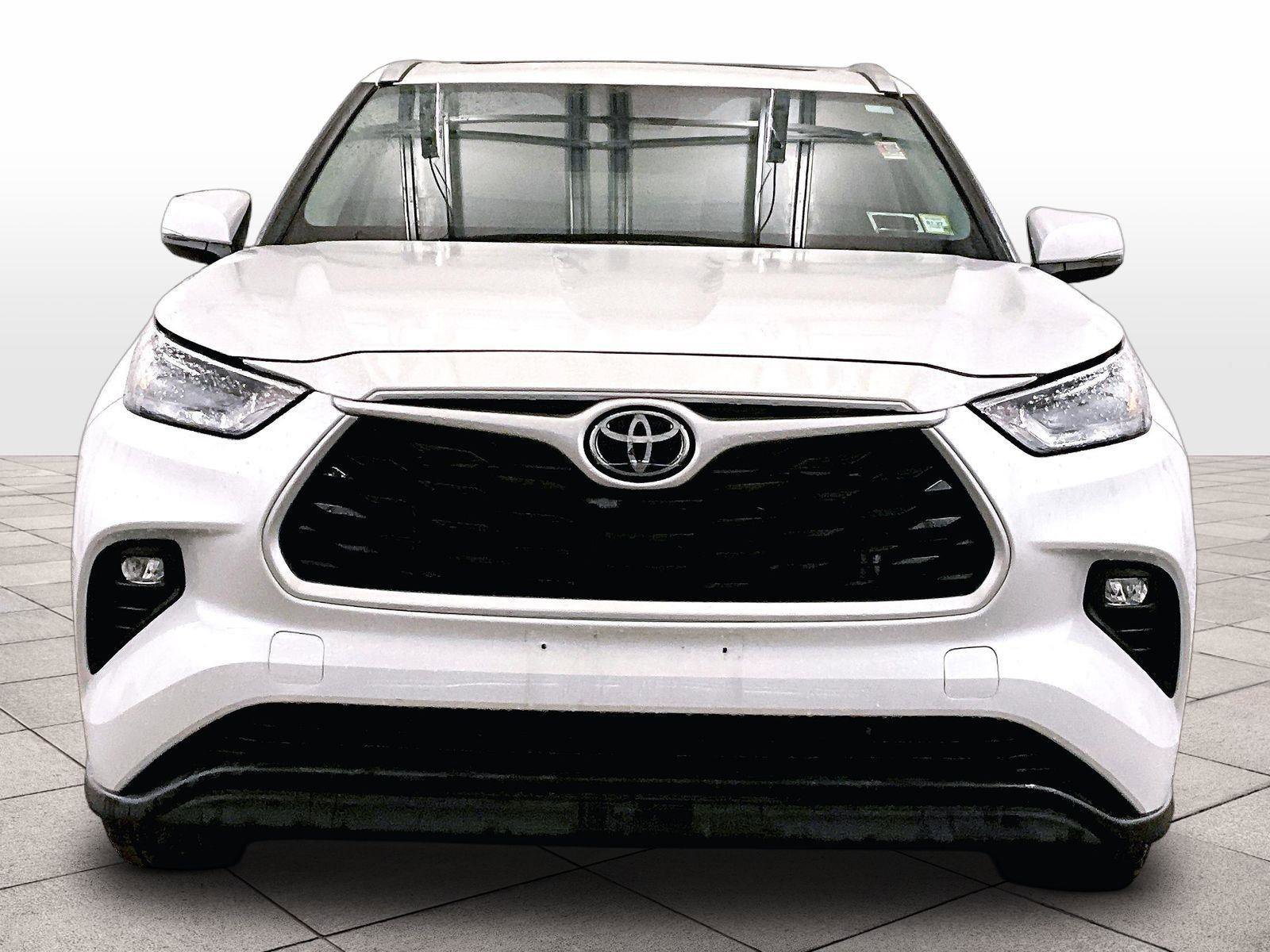 Used 2022 Toyota Highlander XLE AWD/4WD image 3