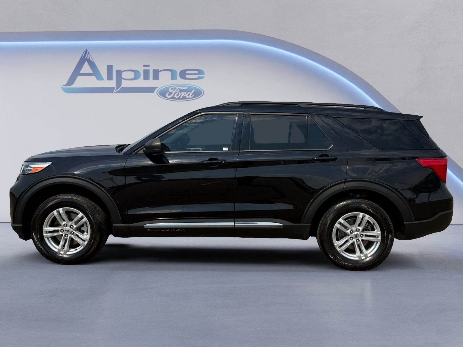 Certified 2022 Ford Explorer XLT w/ Equipment Group 202A AWD/4WD image 2