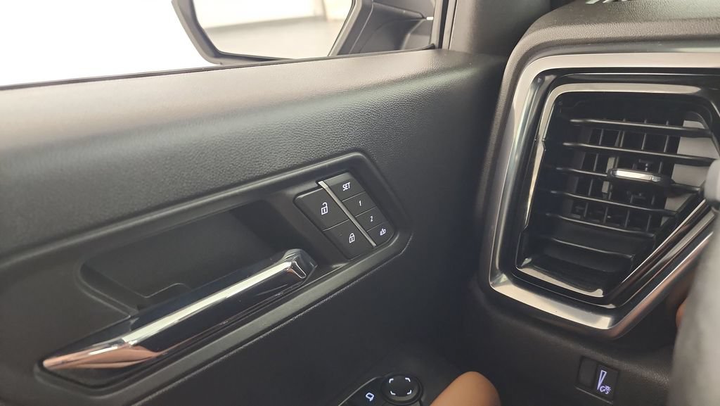 Used 2024 GMC Canyon AT4 w/ AT4 Premium Package AWD/4WD image 23