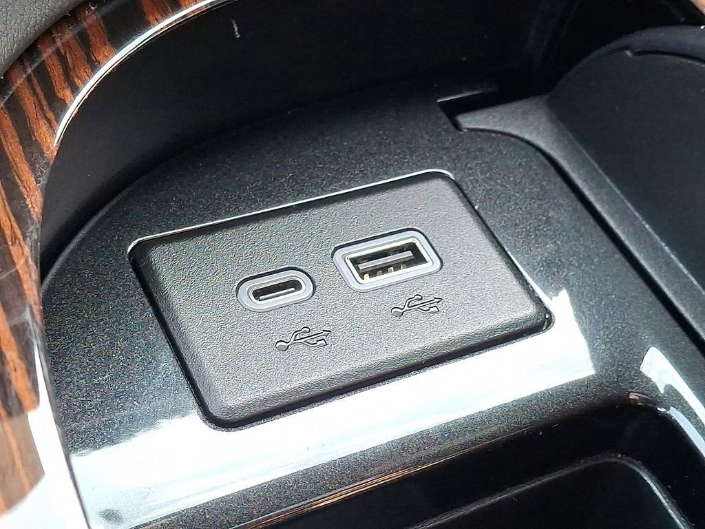 Used 2023 Cadillac Escalade ESV Premium Luxury w/ Performance Package image 25