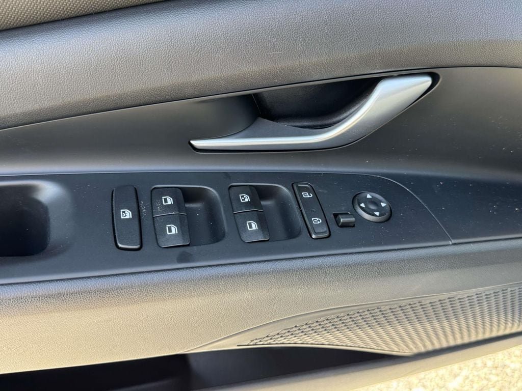 Used 2023 Hyundai Elantra Limited FWD image 18
