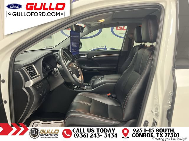 Used 2019 Toyota Highlander SE w/ Nightshade Edition FWD image 30