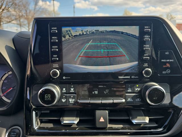 Used 2020 Toyota Highlander LE image 18