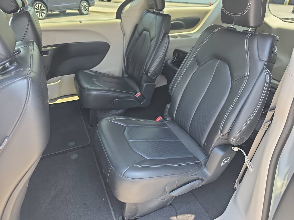 Used 2023 Chrysler Pacifica Touring-L FWD image 30