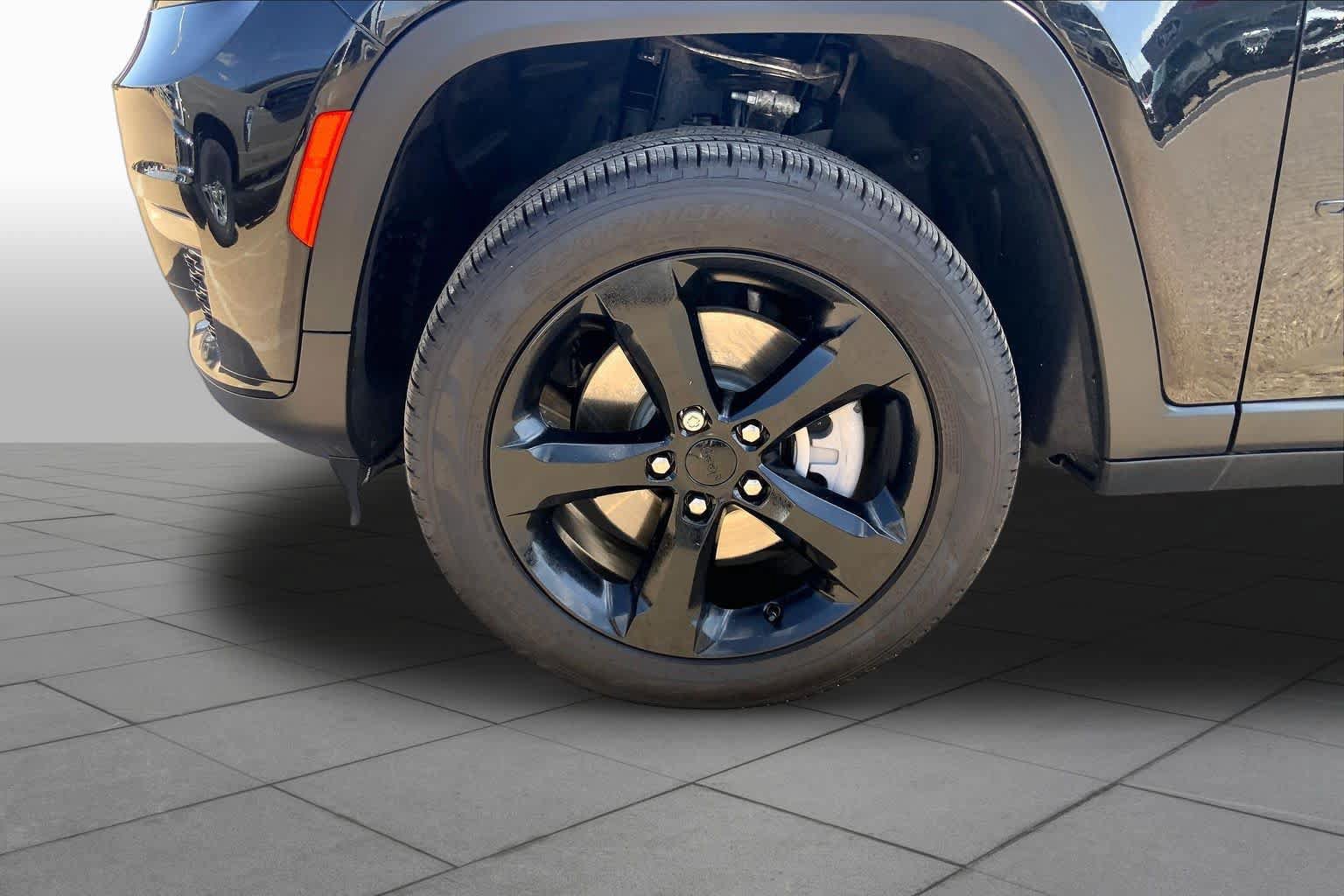 Used 2025 Jeep Grand Cherokee L Limited w/ Black Appearance Package RWD image 11