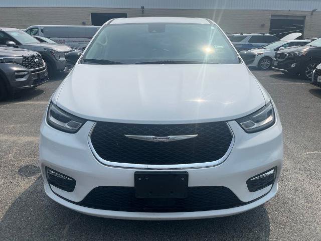 Used 2024 Chrysler Pacifica Touring-L FWD image 2