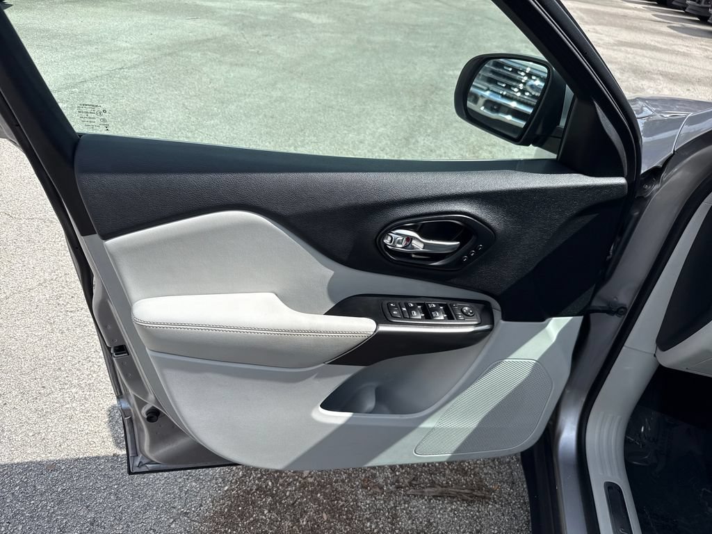 Used 2019 Jeep Cherokee Limited FWD image 13