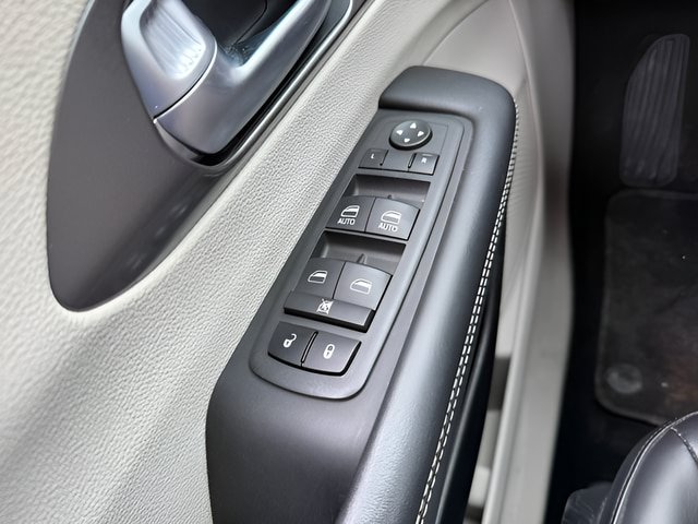 Used 2024 Chrysler Pacifica Touring-L FWD image 23