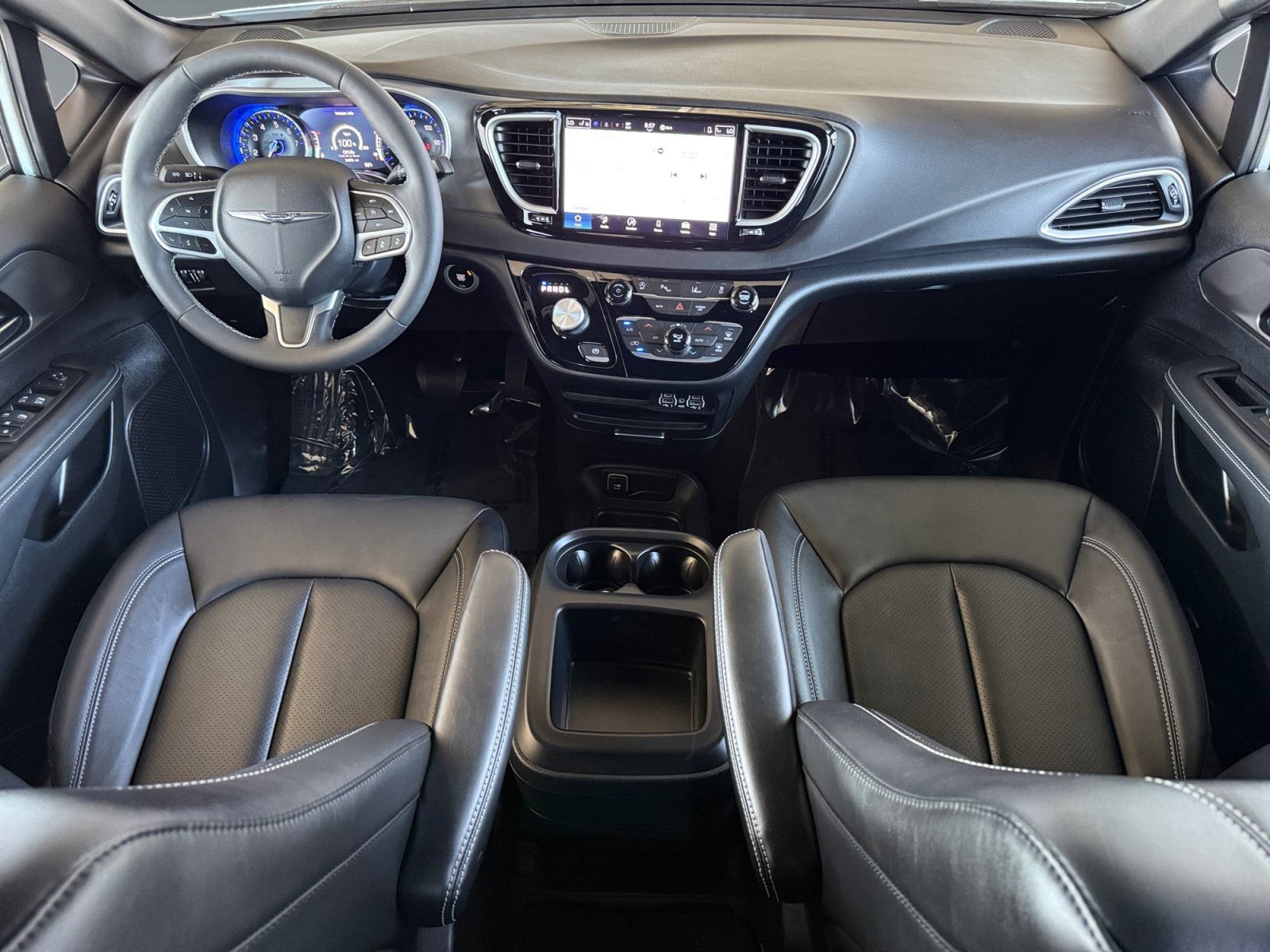 Used 2025 Chrysler Voyager LX FWD image 14