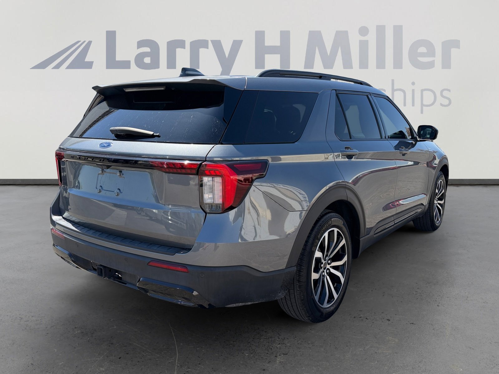 Certified 2025 Ford Explorer ST-Line w/ Premium Package RWD image 5