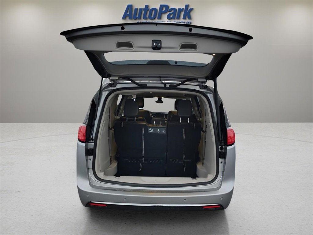 Used 2017 Chrysler Pacifica Touring-L image 9