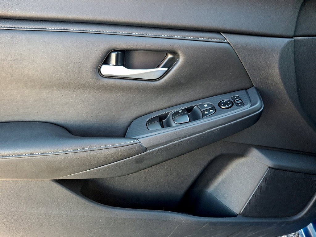 Used 2025 Nissan Sentra SV FWD image 11