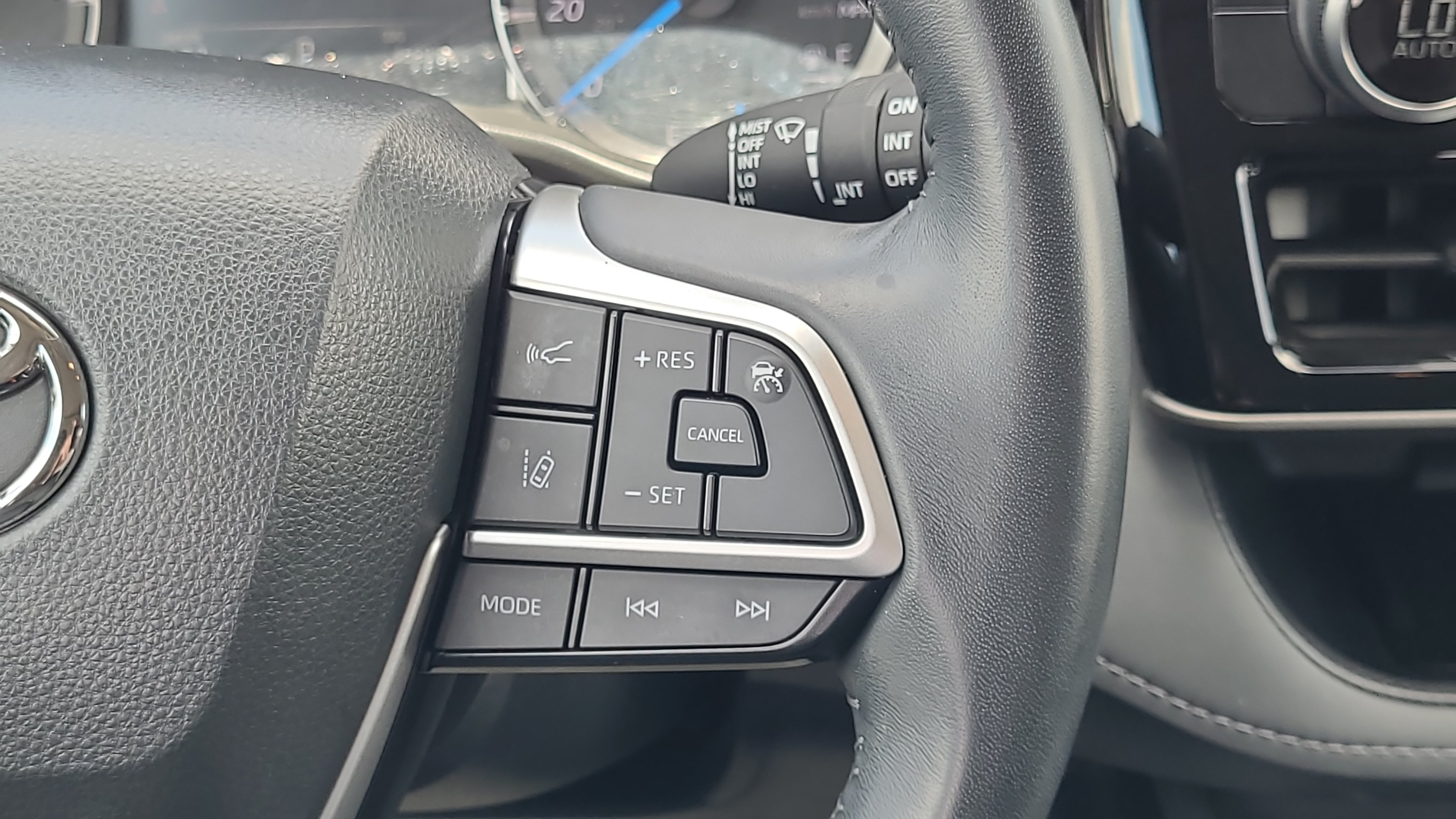 Used 2023 Toyota Highlander XLE AWD/4WD image 13