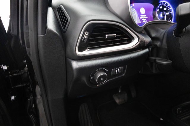 Used 2025 Chrysler Pacifica Select FWD image 21