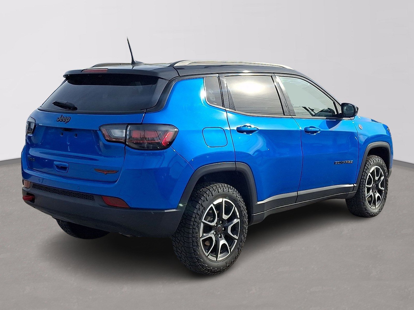 Used 2025 Jeep Compass Trailhawk w/ Trailhawk Elite Group AWD/4WD image 6