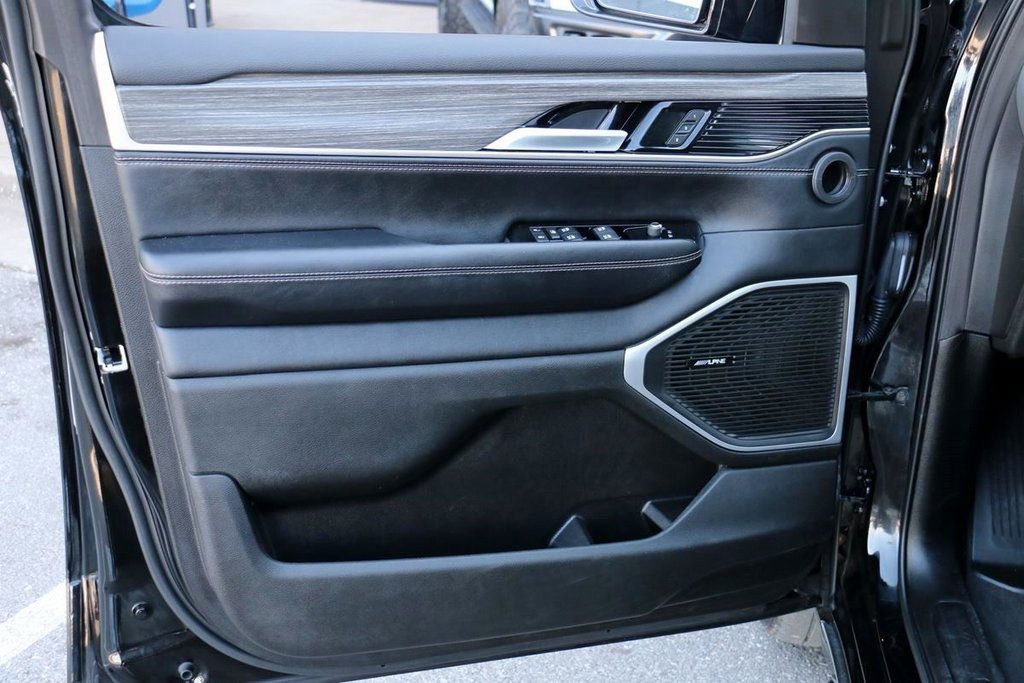 Used 2024 Jeep Wagoneer L Series II image 13