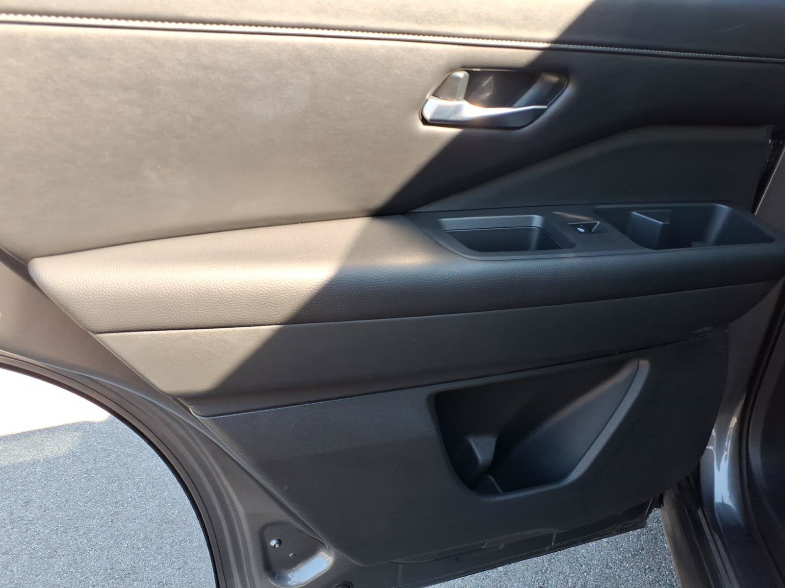 Used 2025 Nissan Pathfinder SL FWD image 14